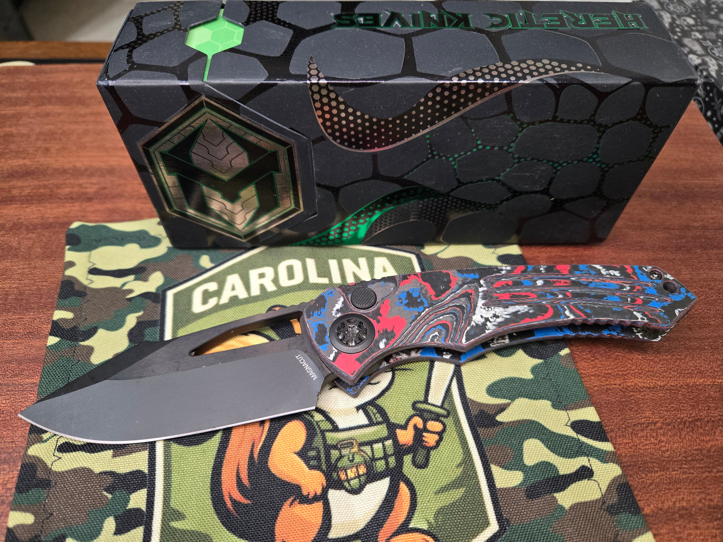 PRE-OWNED Heretic Pariah Manual Drop Point DLC MagnaCut - America Camo Carbon Fiber
